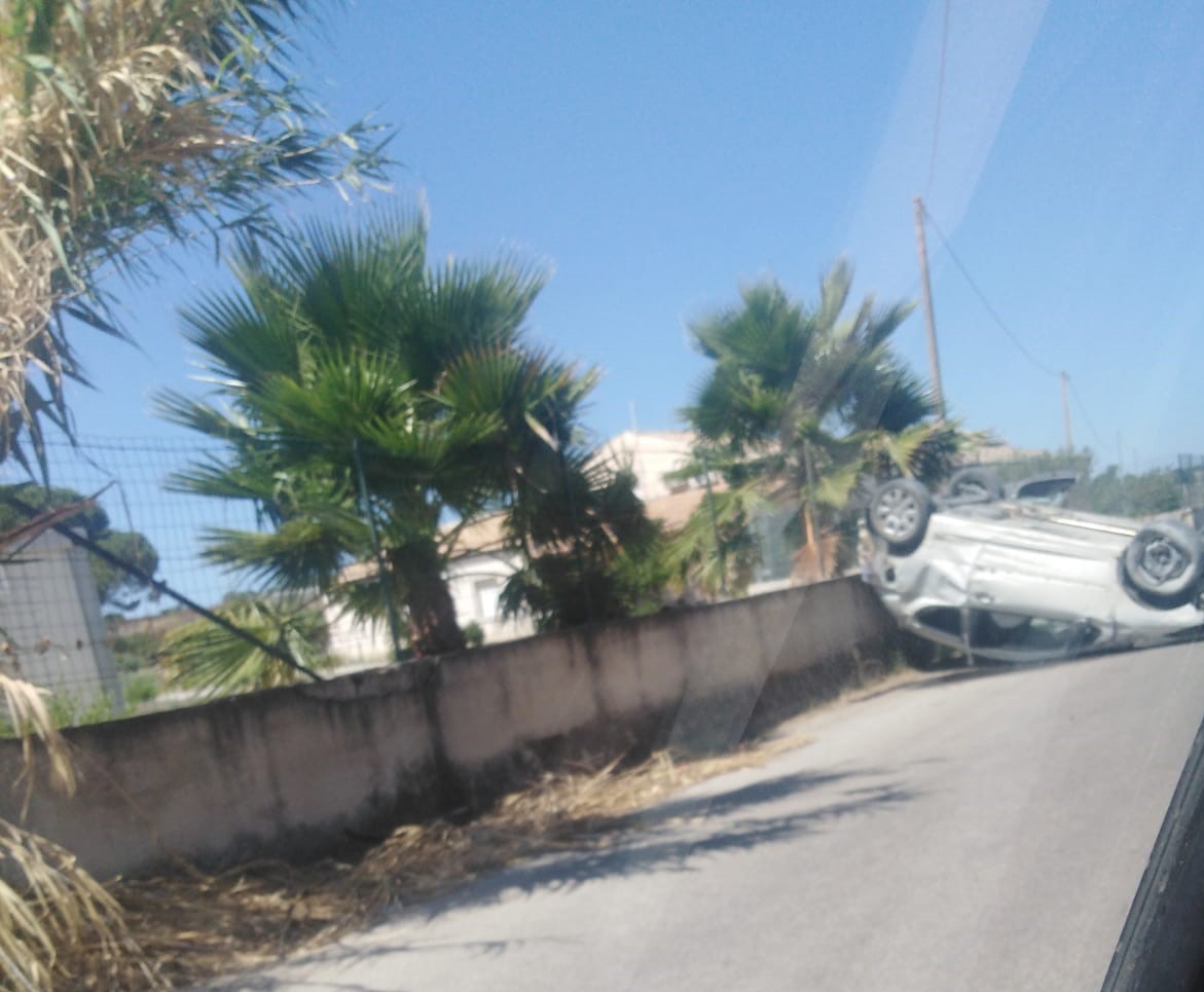 Auto si ribalta e va a finire contro un muro, incidente a Vittoria. Un ferito