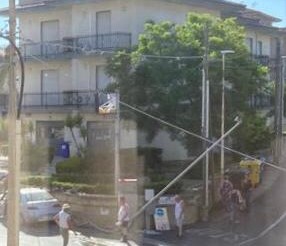 Incidente autonomo a Frigintini, si piega anche il palo della luce. Ferito il conducente
