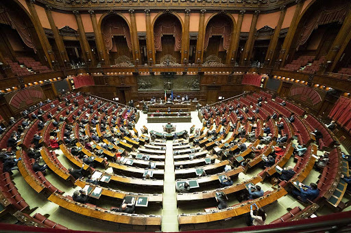 Non basta lo stipendio da 12 mila euro. Cinque deputati chiedono bonus Inps da 600 euro