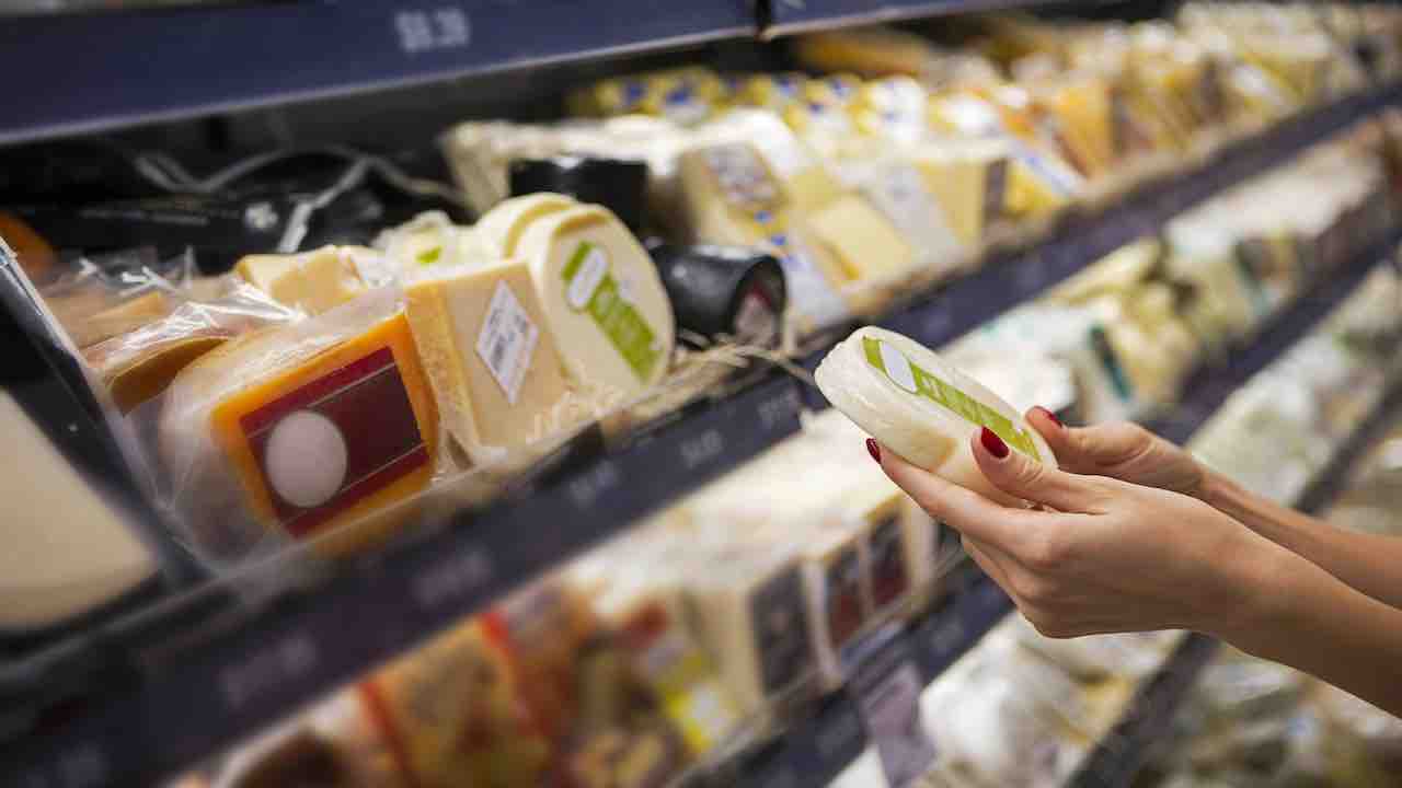 Svizzera. Batterio della listeria uccide dieci persone: aperta indagine nei confronti di un caseificio del Canton Svitto