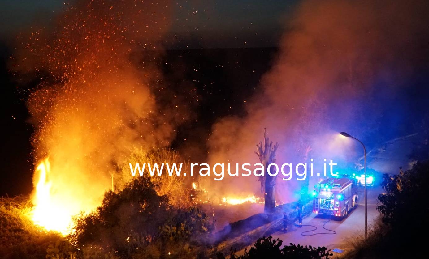 Nuovamente fiamme alla riserva Irminio mentre ad Acate incendio vicino ad abitazioni. VIDEO