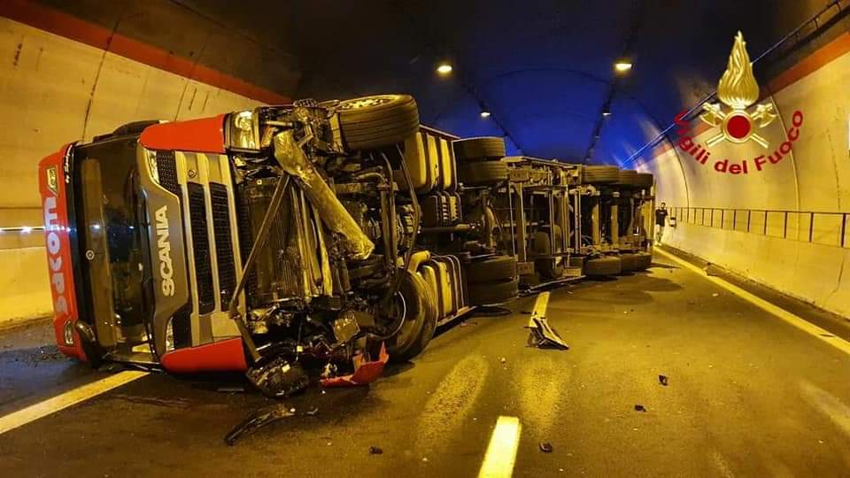 Scontro sulla Catania-Siracusa, tir contro auto. Ferite due persone