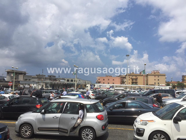Non solo code: si allaga il porto di Villa San Giovanni per una bomba d’acqua, in tilt i traghetti