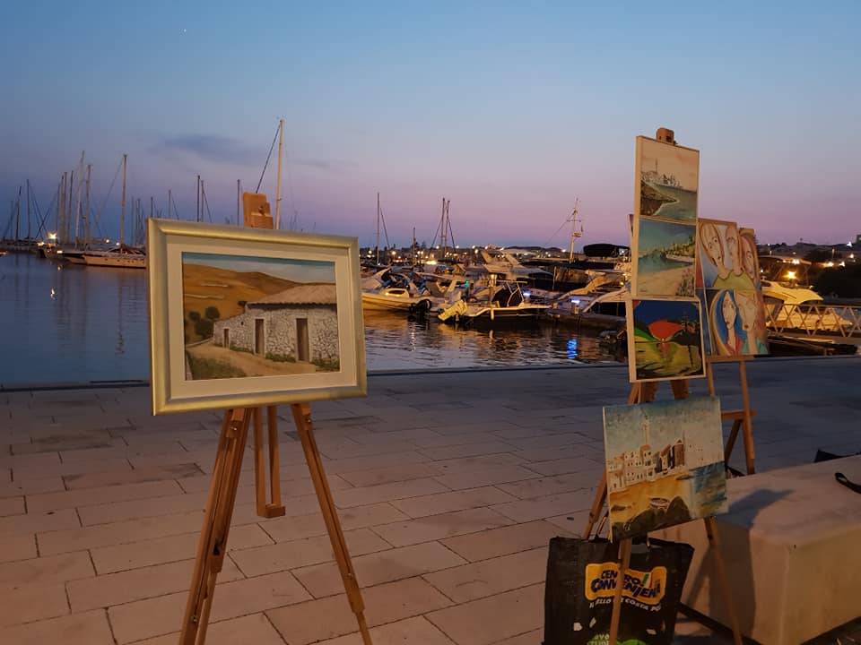 Domenica 9 agosto torna “Marina in arte” al Porto Turistico Marina di Ragusa. Quest’anno anche la presentazione di un libro e la donazione di una scultura
