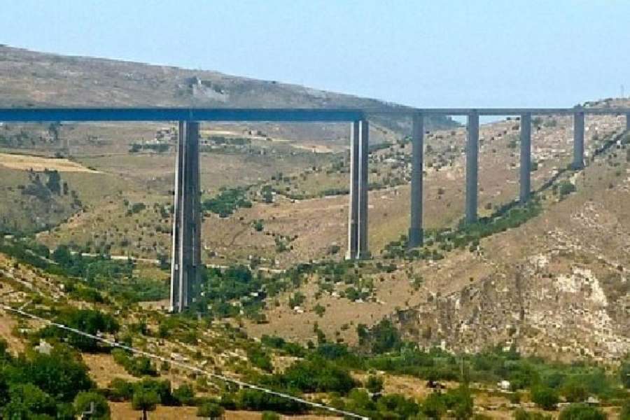Uomo tenta di lanciarsi dal Ponte Costanzo: salvato dai Carabinieri dopo allarme lanciato da sottocapo della Guardia Costiera