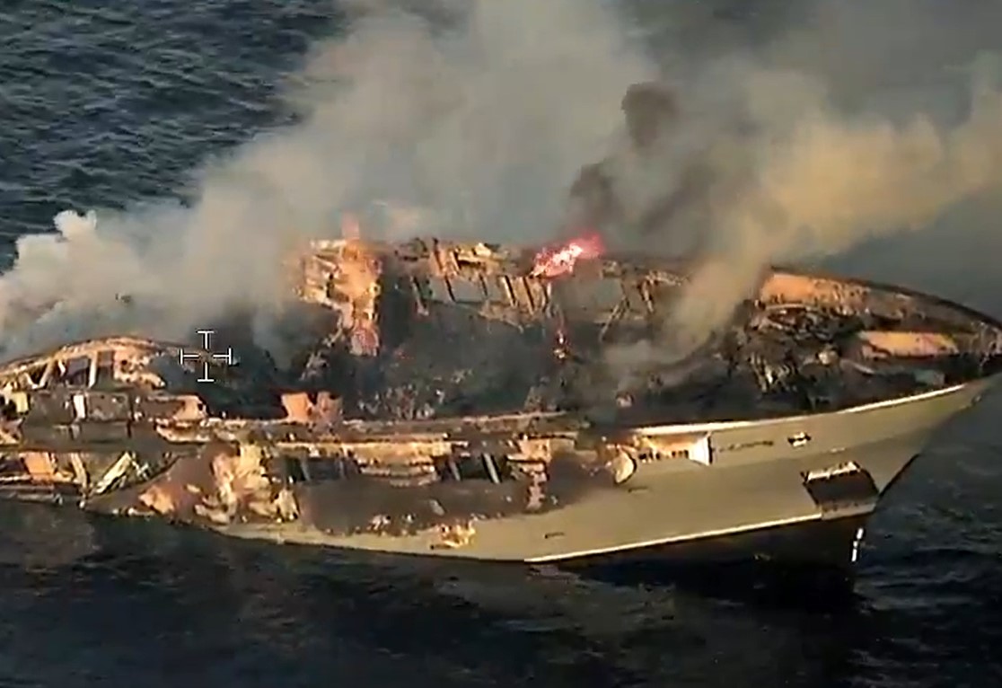 Lo Yacht LADY MM in fiamme al largo della costa sarda. Salvate 12 persone. VIDEO
