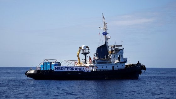 La nave Mare Jonio chiede un porto sicuro all’Italia. E’ a 15 miglia da Pozzallo