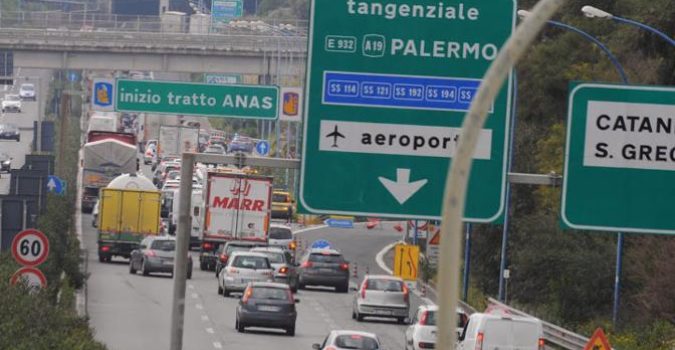 I furbetti della corsia d’emergenza, ritirate 10 patenti di guida a Catania