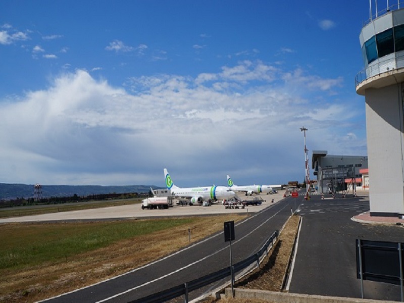 Gambiano di 24 anni tenta di salire in aereo a Comiso senza biglietto e documenti. Lite con personale operativo. Arrestato