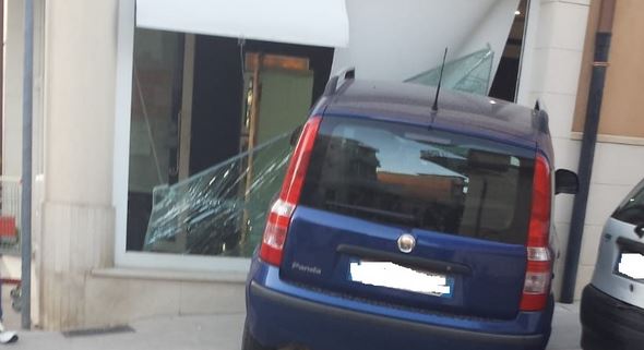 Auto sfonda la vetrina di un negozio a Vittoria
