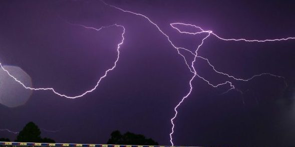 Fulmine sul campo da calcio durante la partita dei ragazzini: 14 juniores feriti