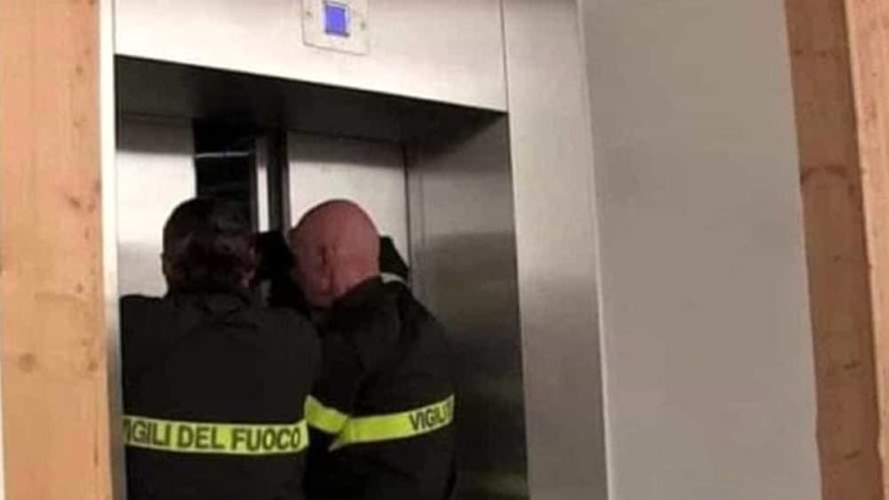 Ragusa: quattro persone restano bloccate in ascensore, intervenuti i vigili del fuoco