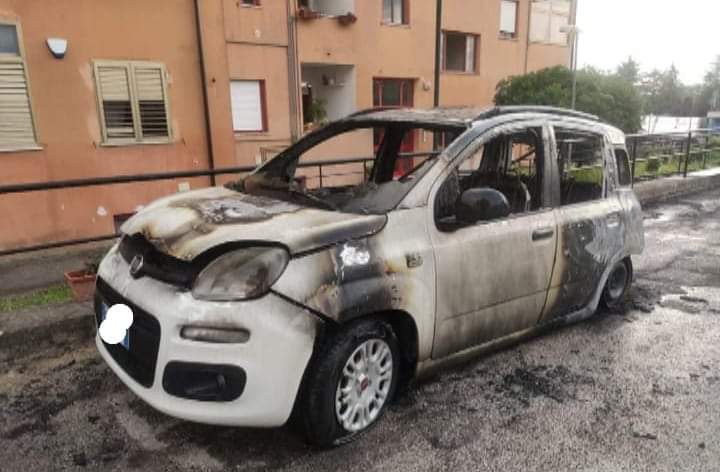 Auto in fiamme questa notte a Vittoria