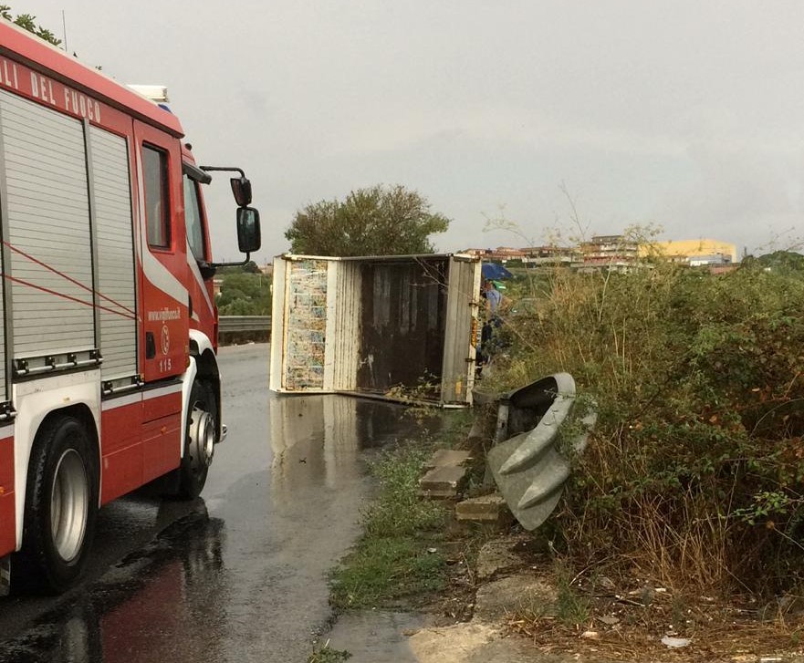 Autocarro si ribalta a Modica. Miracolosamente illeso il conducente
