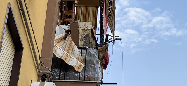 Crolla un balcone a Caltanissetta, donna sotto le macerie