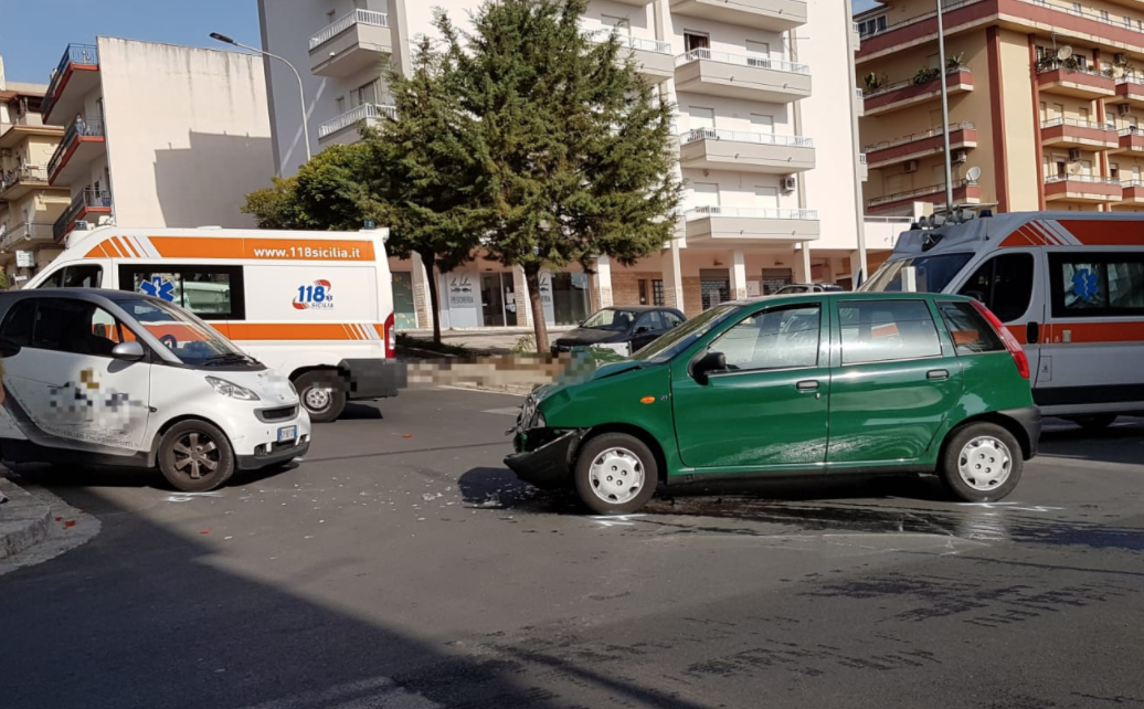 Incidente stradale a Ragusa. Collisione tra due auto in pieno centro