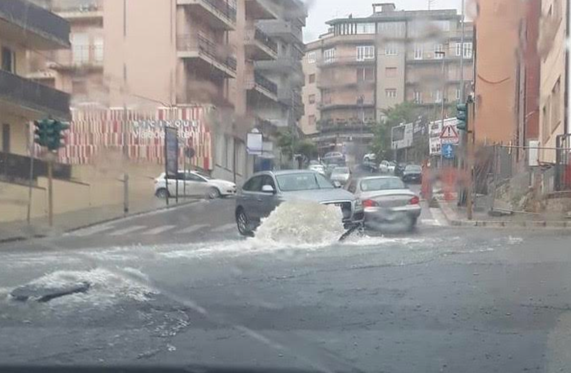 Piove e a Ragusa saltano i tombini. Pd chiede provvedimenti