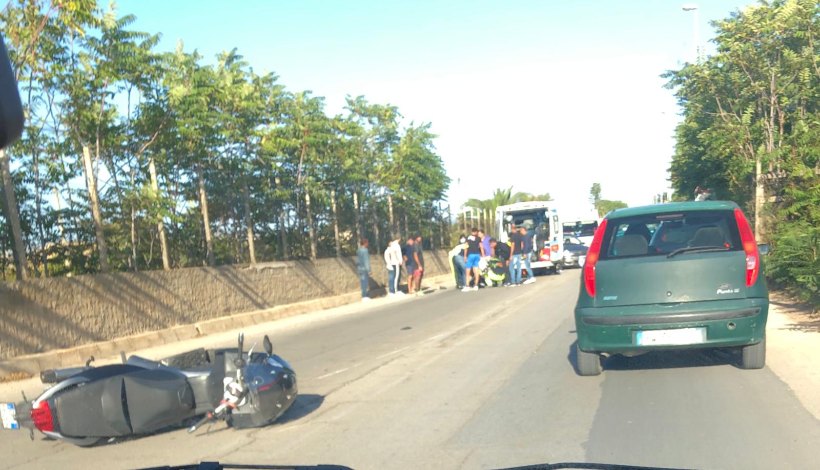 Incidente a Vittoria, ferito centauro a bordo di uno scooter
