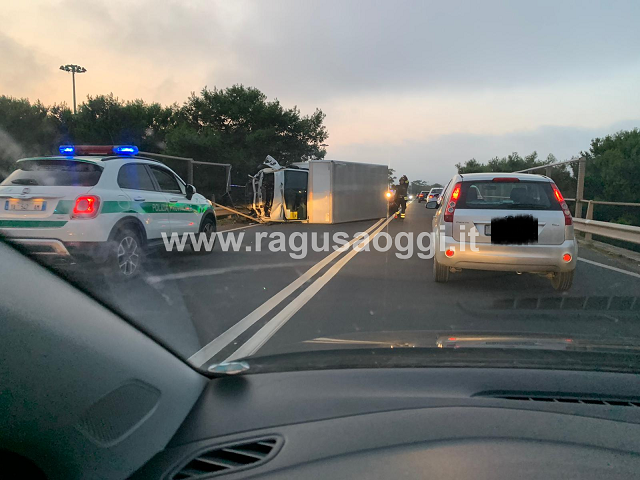 Camion si ribalta lungo il cavalcavia per Marina di Ragusa
