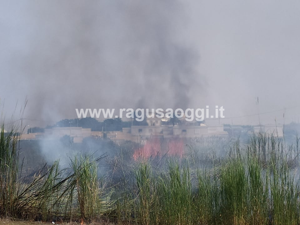 Due incendi: uno vicino Scoglitti, l’altro in zona Cammarana