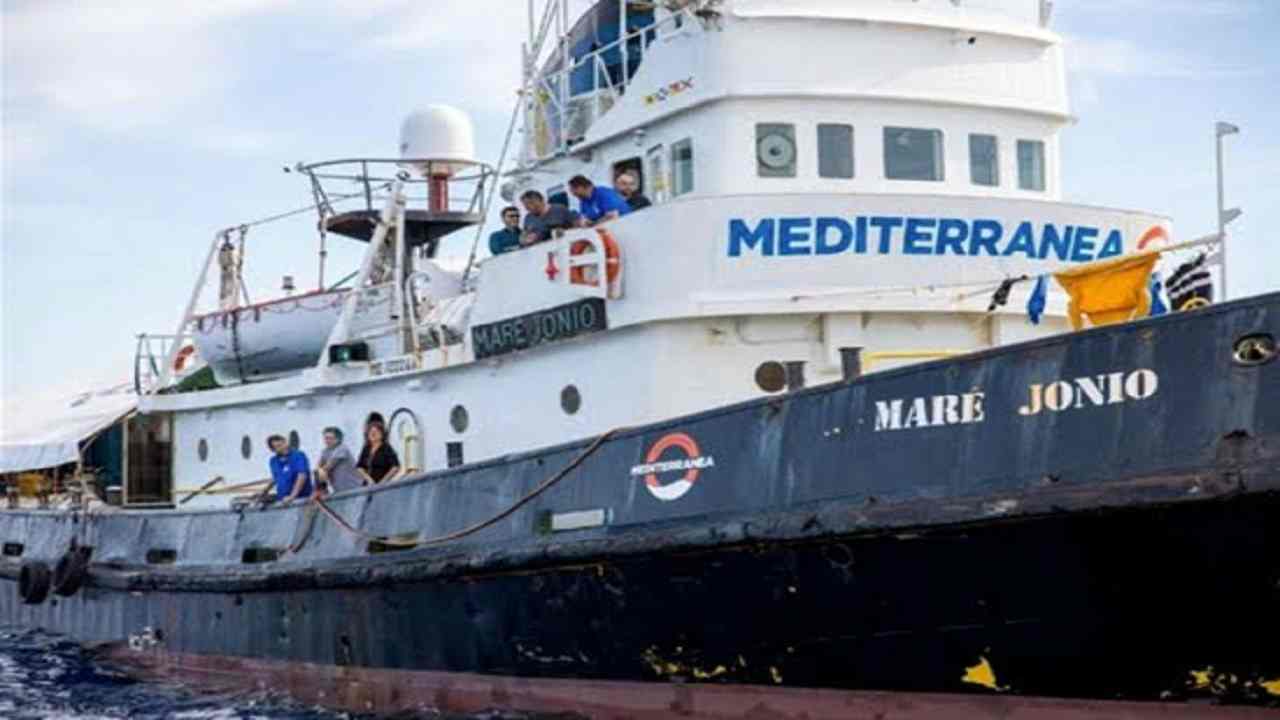 Sulla Mare Jonio migranti bloccati da 38 giorni. Stanotte soccorsa dalla Capitaneria di Pozzallo una donna incinta