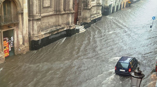 Bomba d’acqua su Catania, la città si allaga. Strade come fiumi