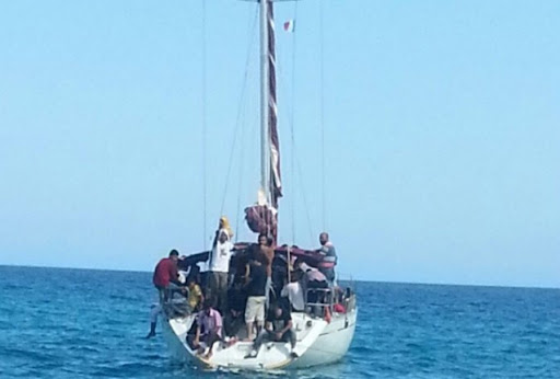 Una sessantina di migranti in barca a vela intercettati al largo di Pozzallo