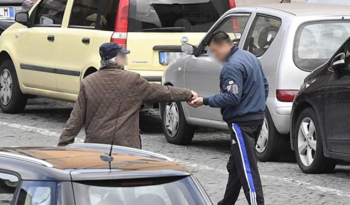 Parcheggiatore abusivo di 22 anni denunciato a Vittoria