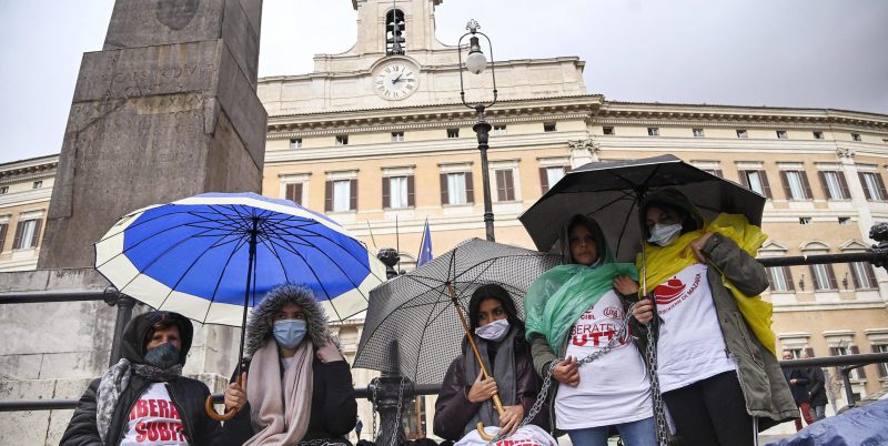 Pescatori bloccati in Libia, le famiglie in piazza a Mazara del Vallo: “Liberateli”