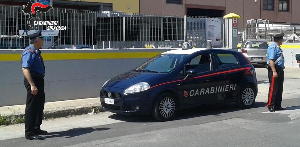 Carlentini: brandisce una falce contro la sua ex donna e il figlio la picchia con un bastone. Arrestati