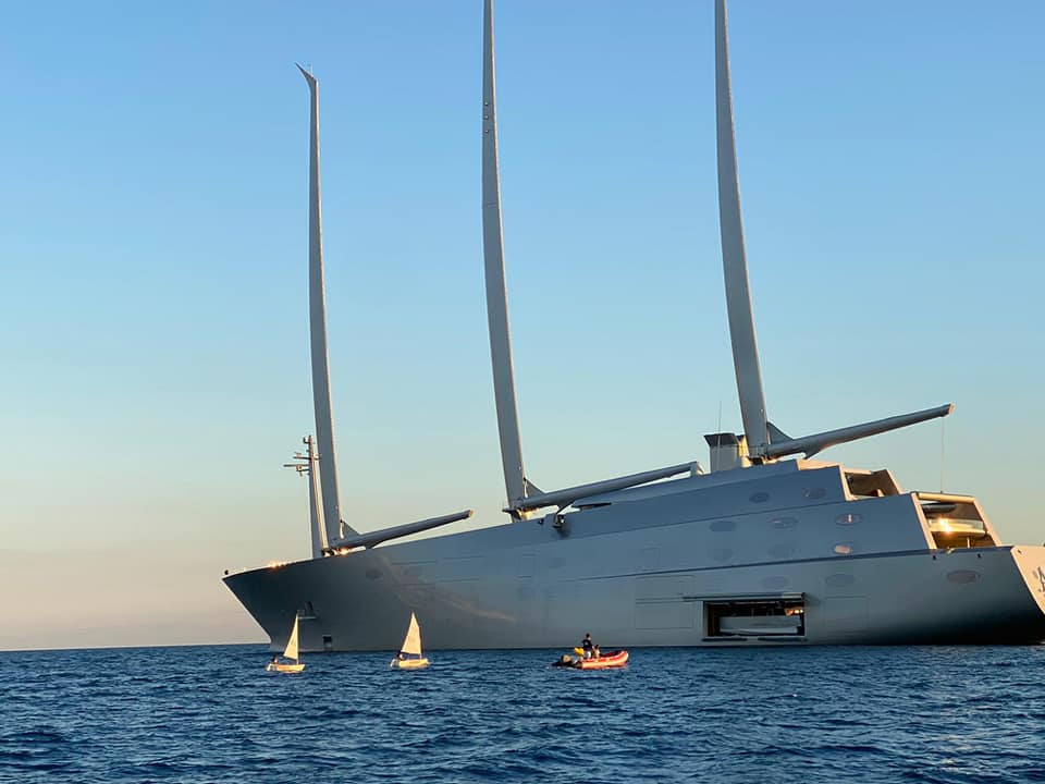 I ragazzi del Circolo Velico Kaucana “all’assalto” del mega yacht di Andrey Melnichenko