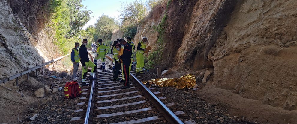Giovane travolto da un treno sulla linea ferroviaria Avola-Noto. Forse stava facendo jogging