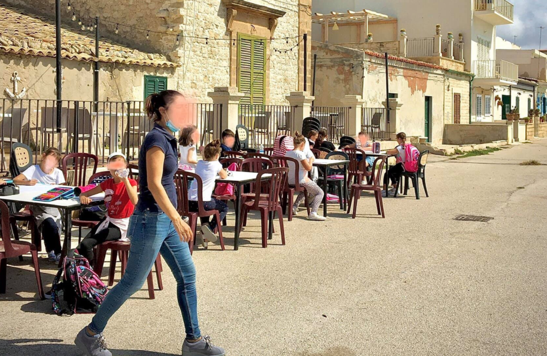 La scuola più bella del mondo è a Donnalucata. Studiare in riva al mare.  FOTO