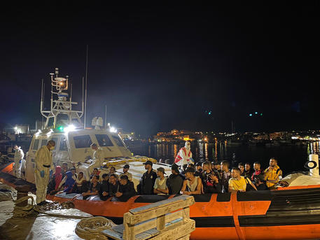 Notte di sbarchi a Lampedusa, arrivate 253 persone