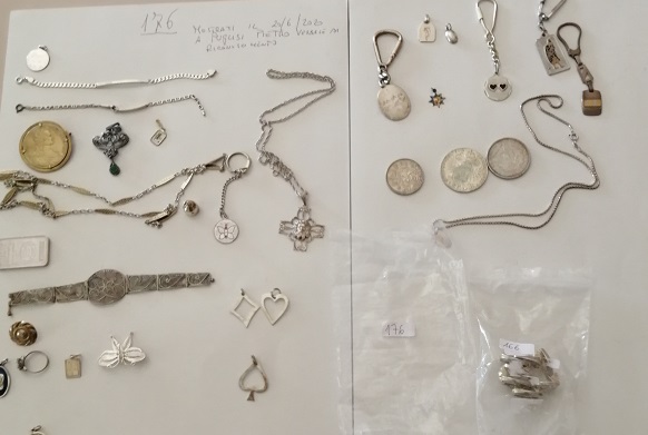 Rivendono ai compro oro merce rubata, arrestati due modicani. FOTO