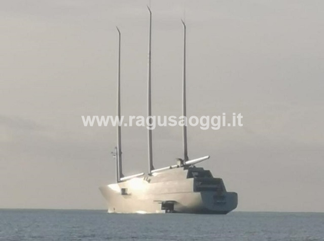 Ha tentato di raggiungere lo yacht del magnate russo a nuoto. E’ successo ieri pomeriggio a Noto. Salvato dai bagnini