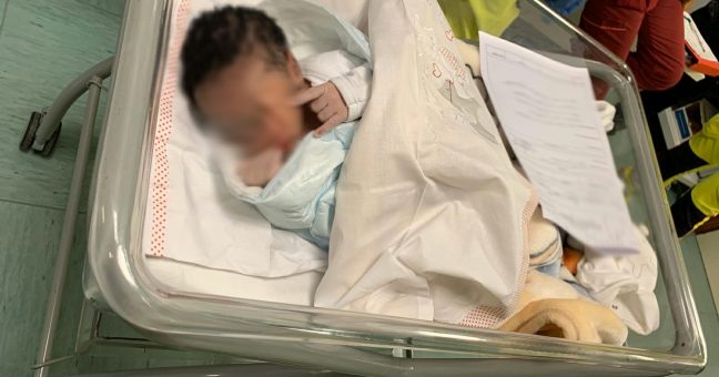 Bimbo nasce in ambulanza durante il tragitto tra Floridia e Siracusa. Sta bene