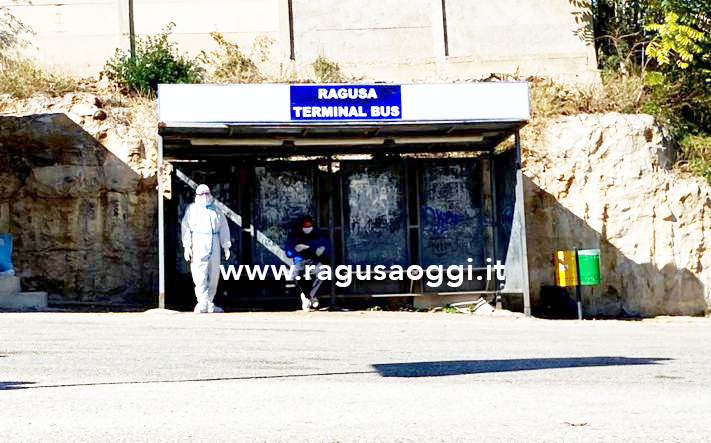 E’ positivo ma c’è fila a Vittoria per fare i tamponi, prende il bus e va a Ragusa. Allarme alla stazione