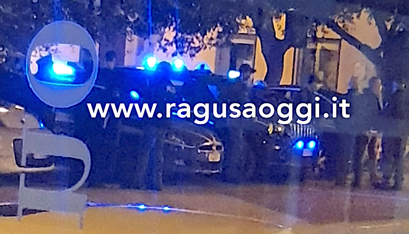 Vittoria: guai a chi esce. Schierati in piazza per far rispettare l’ordinanza della commissione prefettizia. Intanto chiusa un’altra scuola