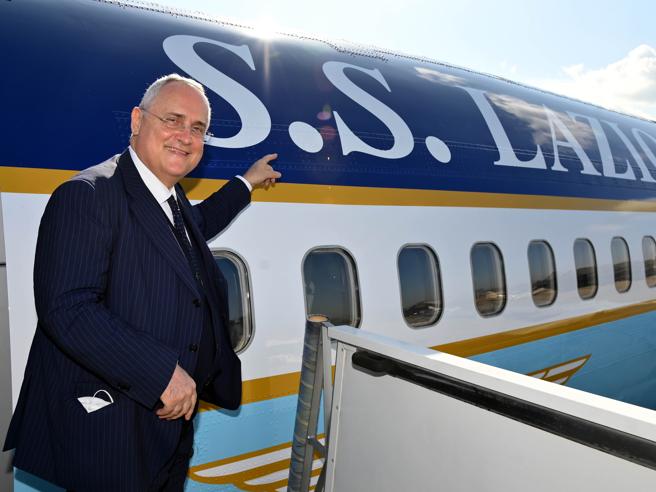 31 anni di volo. Tanto ha l’aereo con cui Lolito e Tayaranjet fanno  volare i giocatori della Lazio. Monta la polemica e l’ironia sul web