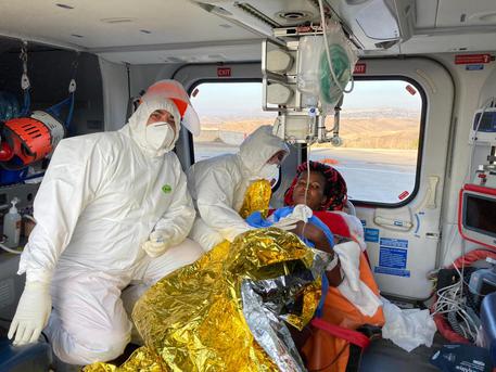 Migrante incinta partorisce a bordo dell’aereo del 118