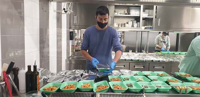 Un pasto caldo per i meno fortunati. A Milazzo, la campagna di sensibilizzazione di Ngonia Bay