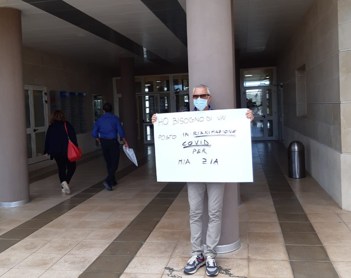 E’ morta l’anziana di 85 anni che aspettava il ricovero in terapia sub intensiva. Non è servita la protesta del nipote incatenato davanti l’ospedale. I sanitari avevano detto: “Preferiamo ricoverare i più giovani e più gravi”
