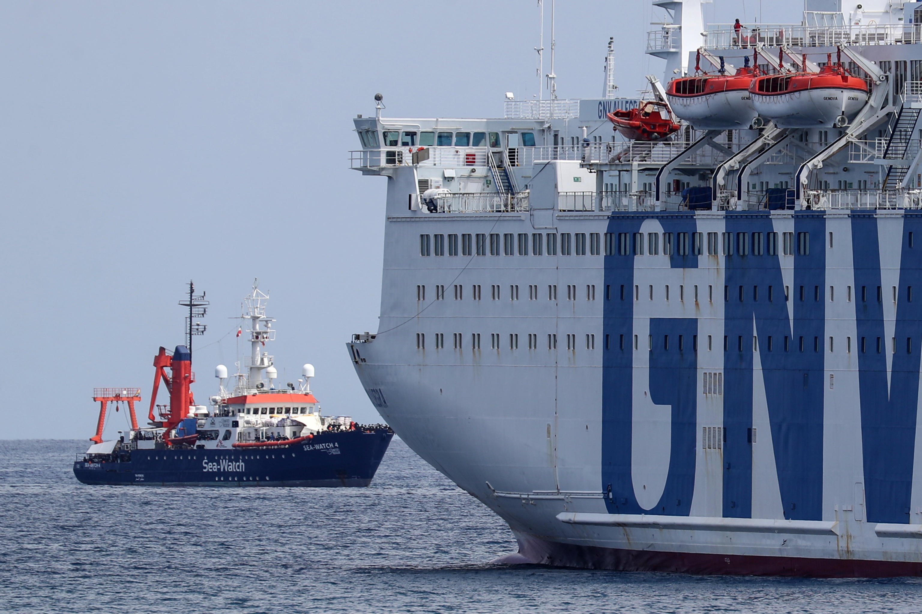 Porto Empedocle: nave quarantena attracca per fare rifornimento, fuggono una ventina di migranti