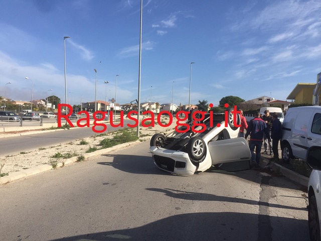 Minicar si ribalta, incidente in via Ettore Fieramosca a Ragusa
