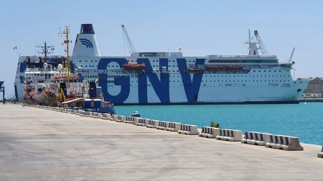 Nave quarantena “Azzurra” torna a Pozzallo con 42 migranti e ne sbarcano 7