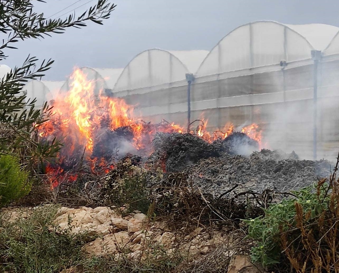 Scicli, Ragusa, Vittoria, Acate e Santa Croce: denunciati 9 imprenditori agricoli per fumarole abusive