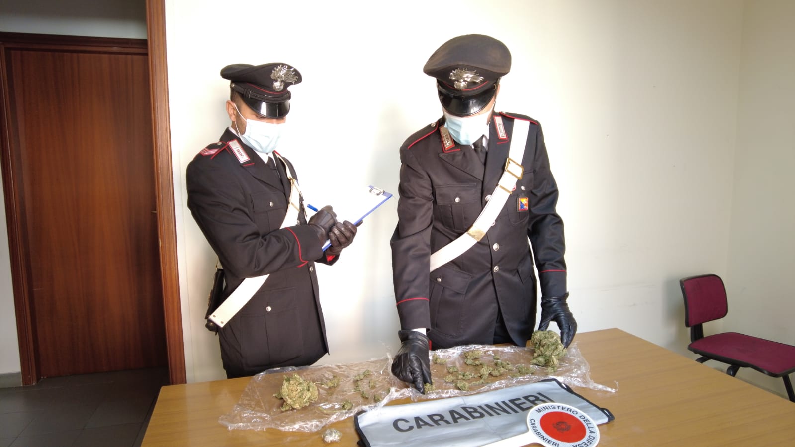Spaccio di sostanze stupefacenti a Vittoria zona rossa. Un arresto ed una denuncia
