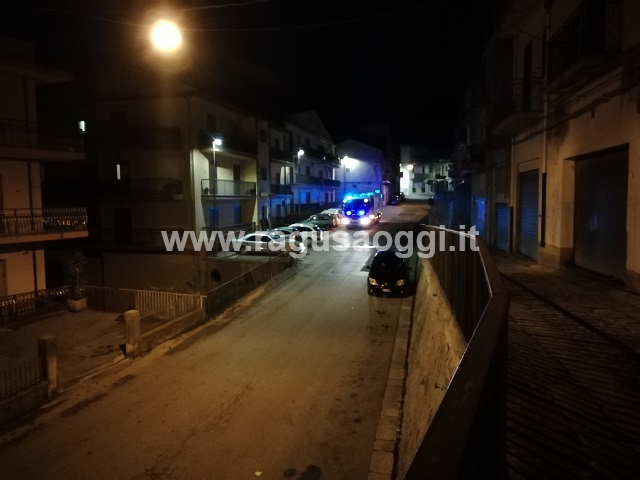 Furgone rimane incastrato in una via a Chiaramonte. Colpa del navigatore. Intervengono i pompieri