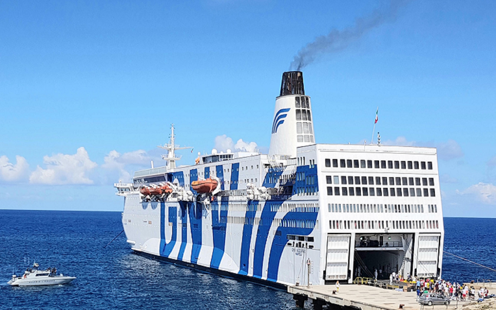 Da Augusta a Pozzallo arriva la nave Azzurra con 223 migranti a bordo. Quarantena finita